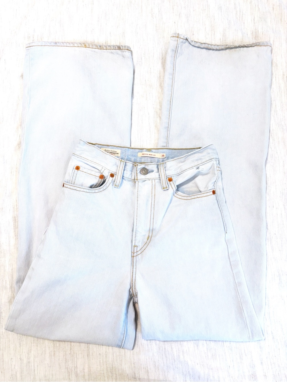 Levi’s Premium Ribcage Wide Leg Jeans – Light Wash – Size 25